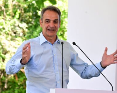 Ο Κυριάκος Μητσοτάκης στην υπογραφή της σύμβασης για τον τριπλό κόμβο στον Σκαραμαγκά