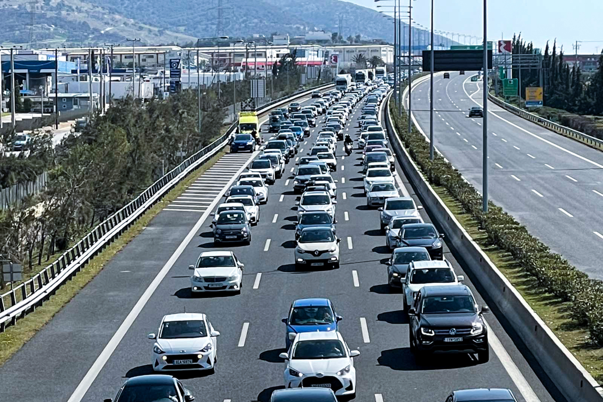 Φωτιά σε αυτοκίνητο στην Αττική Οδό - Καθυστερήσεις στην περιοχή των Αχαρνών