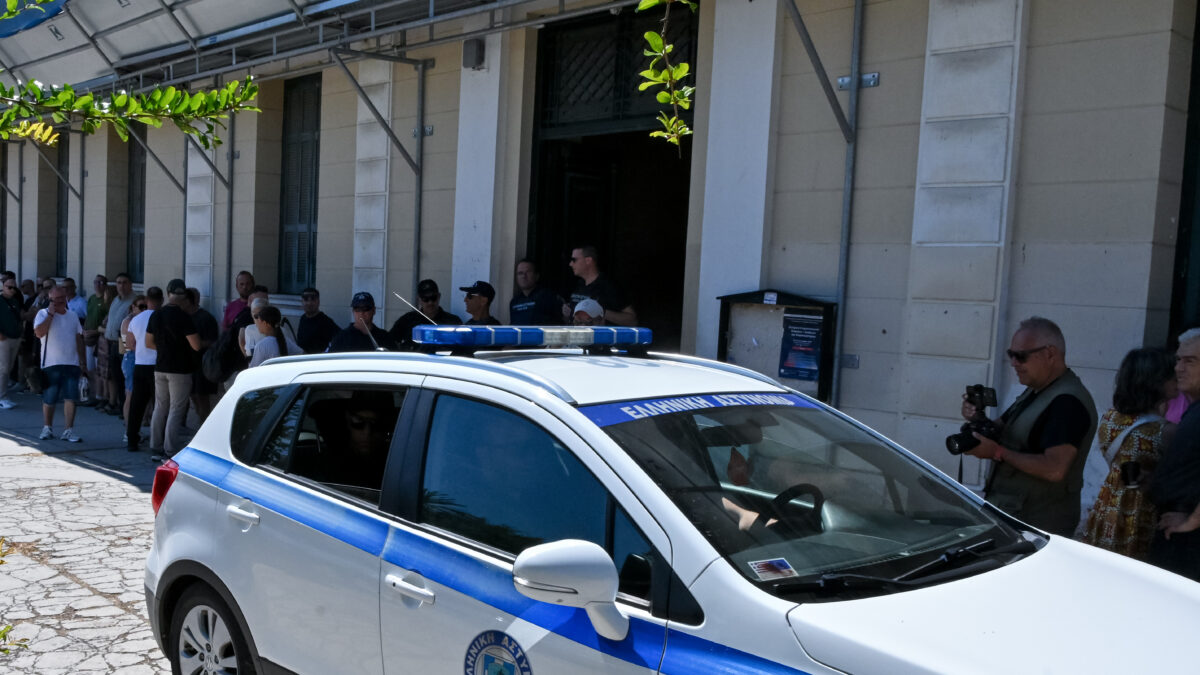 Απολογούνται στο Ναύπλιο οι δύο αστυνομικοί που κατηγορούνται για τον τραυματισμό του 20χρονου μετά απο πυροβολισμούς κατα τη διάρκεια καταδίωξης στο Άργος. Σάββατο 11 Ιουλίου 2026 (ΒΑΣΙΛΗΣ ΠΑΠΑΔΟΠΟΥΛΟΣ / EUROKINISSI)