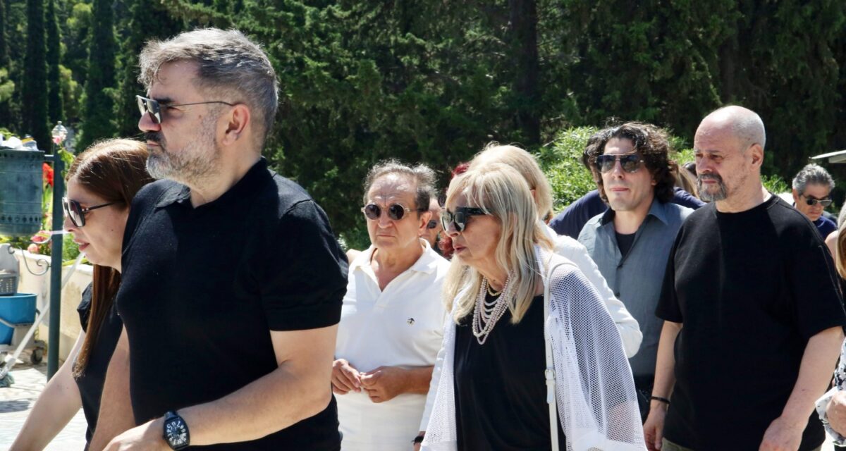 Από αριστερά: Κλάρα Γενιτσαριώτη (κόρη Τζένης Ζαχαροπούλου)-Νάσος Γουμενίδης-Σπύρος Μπιμπίλας-Άννα Φόνσου-Ζαχαρίας Ρόχας