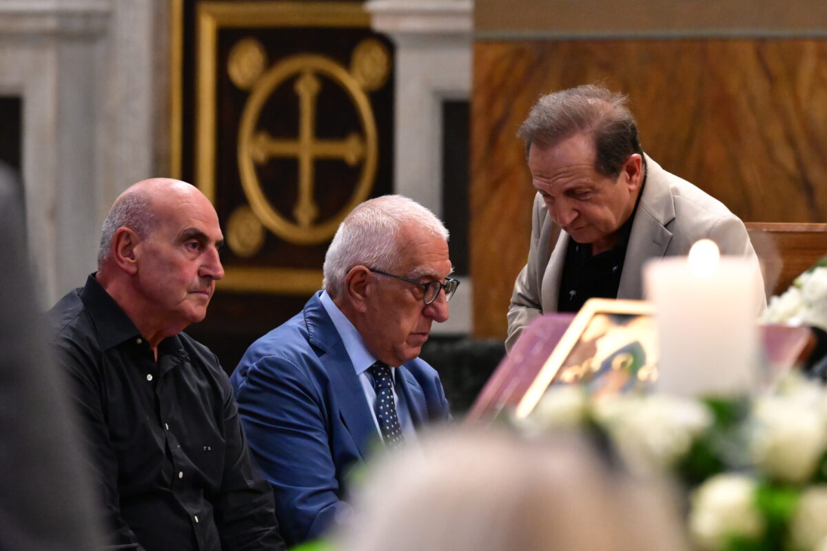 Κηδεία Μάρως Κοντού: Πλήθος κόσμου στη Μητρόπολη Αθηνών - Συγκίνηση στην τελευταία υπόκλιση στην μεγάλη ηθοποιό