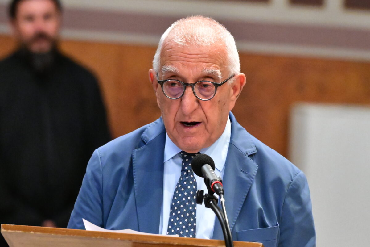 Κηδεία Μάρως Κοντού: Ο επικήδειος του Νικήτα Κακλαμάνη - Ταξιδιάρα, αιώνια έφηβη θα πρέπει να σου πω οριστικά καληνύχτα