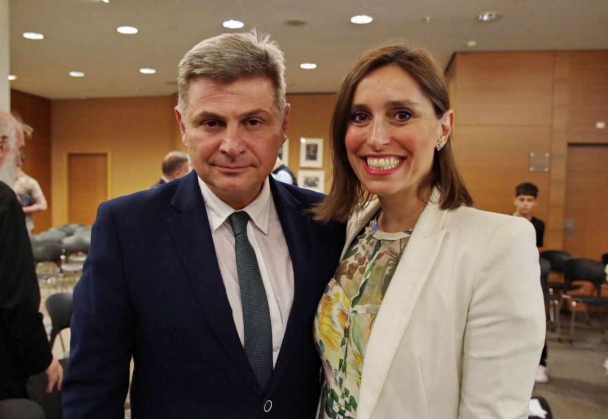 Νικόλας Φαραντούρης: Η απάντηση στα δημοσιεύματα για την απόσπαση της συζύγου του στην ελληνική αντιπροσωπεία της ΕΕ - «Έγινε νόμιμα»