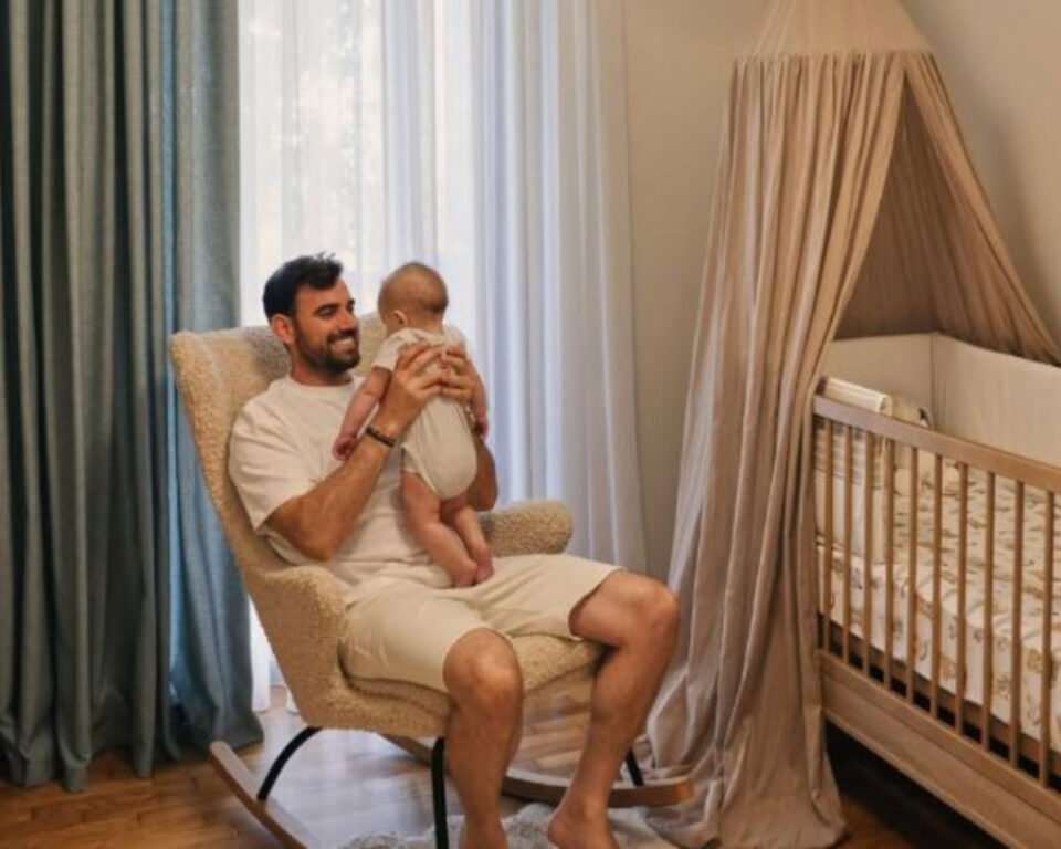 Ο Νίκος Πολυδερόπουλος αγκαλιά με τον 5,5 μηνών γιο του στο παιδικό δωμάτιο