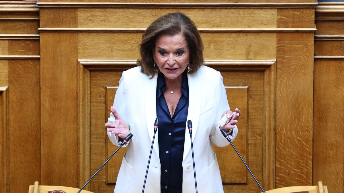 Η Ντόρα Μπακογιάννη στη Βουλή
