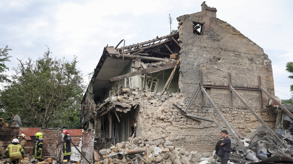 A resident looks at rescuers working at the site of an apartment building hit by a Russian missile strike, amid Russia's attack on Ukraine, in Odesa, Ukraine July 22, 2026. REUTERS/Nina Liashonok