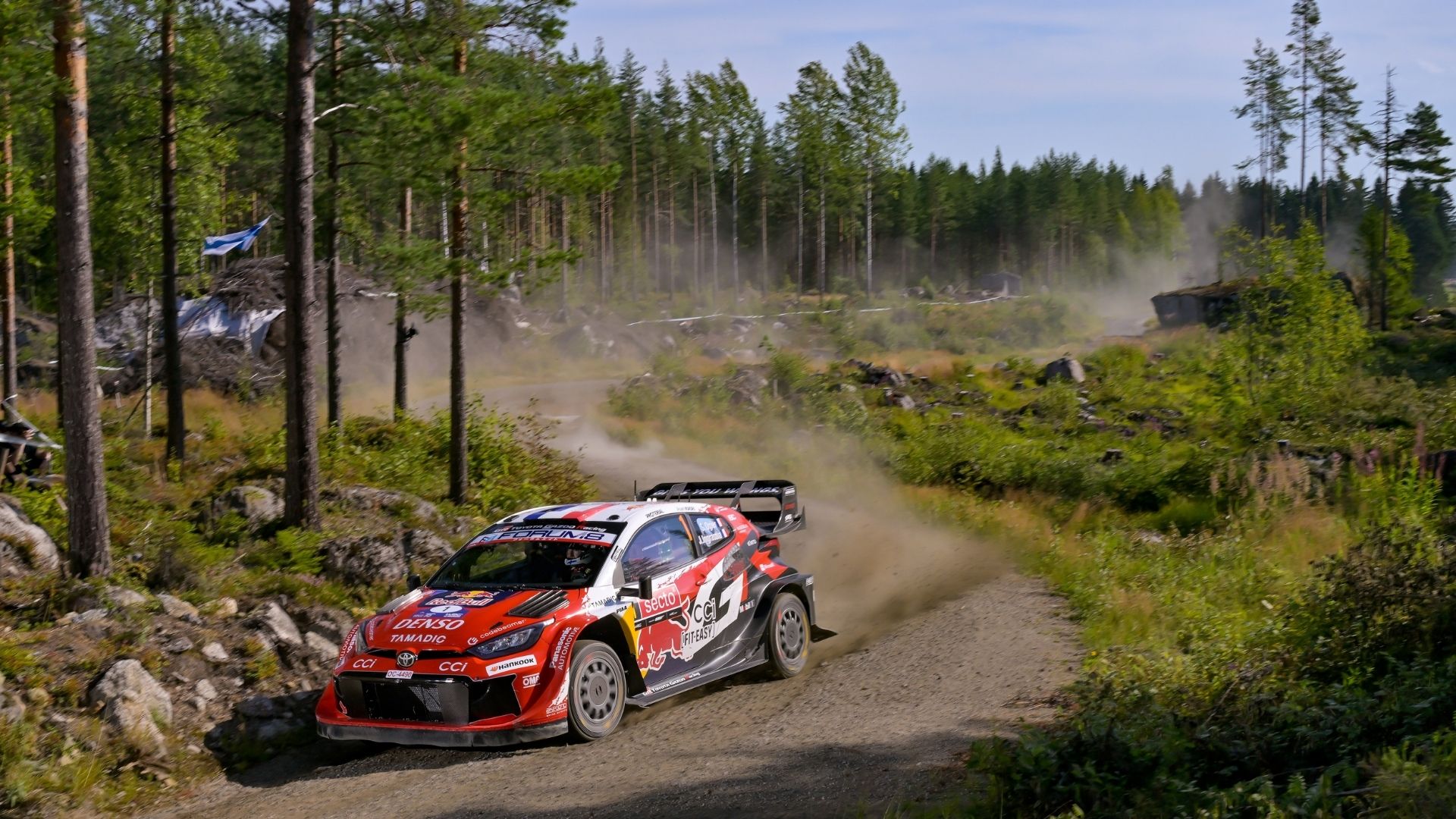 O Ogier με Toyota επικεφαλής στο ράλι Φινλανδίας, στο WRC – Θεαματικό τουμπάρισμα του Lappi – Απίστευτη οδήγηση με βροχή