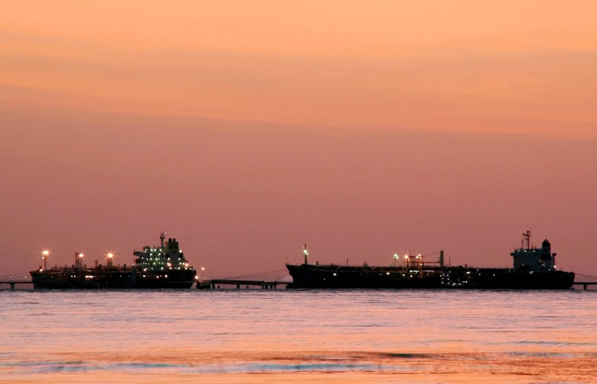 Το Brent στην οροφή των 100 δολαρίων εν μέσω έντονης διαταραχής στα Στενά του Ορμούζ, στην Ερυθρά Θάλασσα και άλλες ναυτιλιακές οδούς