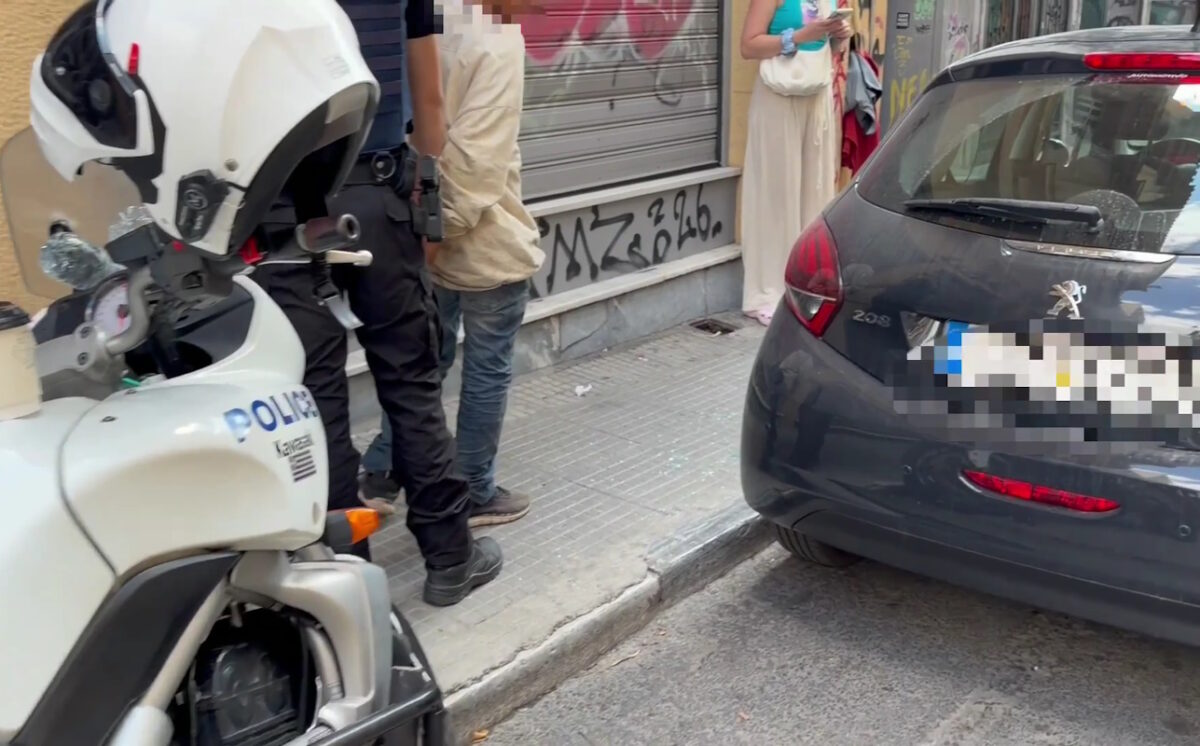 Ομόνοια: Επ' αυτοφώρω σύλληψη διαρρήκτη - Είχε σπάσει παράθυρο αυτοκινήτου