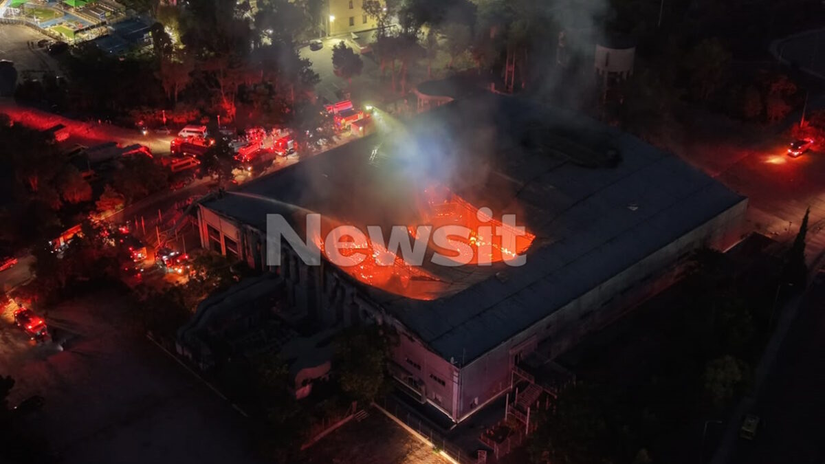 Πάρκο Γουδή: Περιορίστηκε η μεγάλη φωτιά στο παλιό κτίριο του θεάτρου Badminton – Εικόνες από το drone του newsit.gr