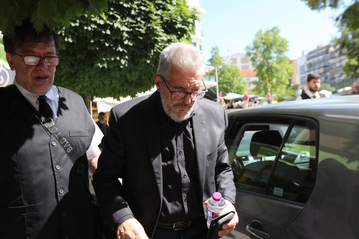 Βάγια Νέστορα: Σε κλίμα συγκίνησης η κηδεία της - Εφτασε στην εκκλησία η κόρη της Αφροδίτη