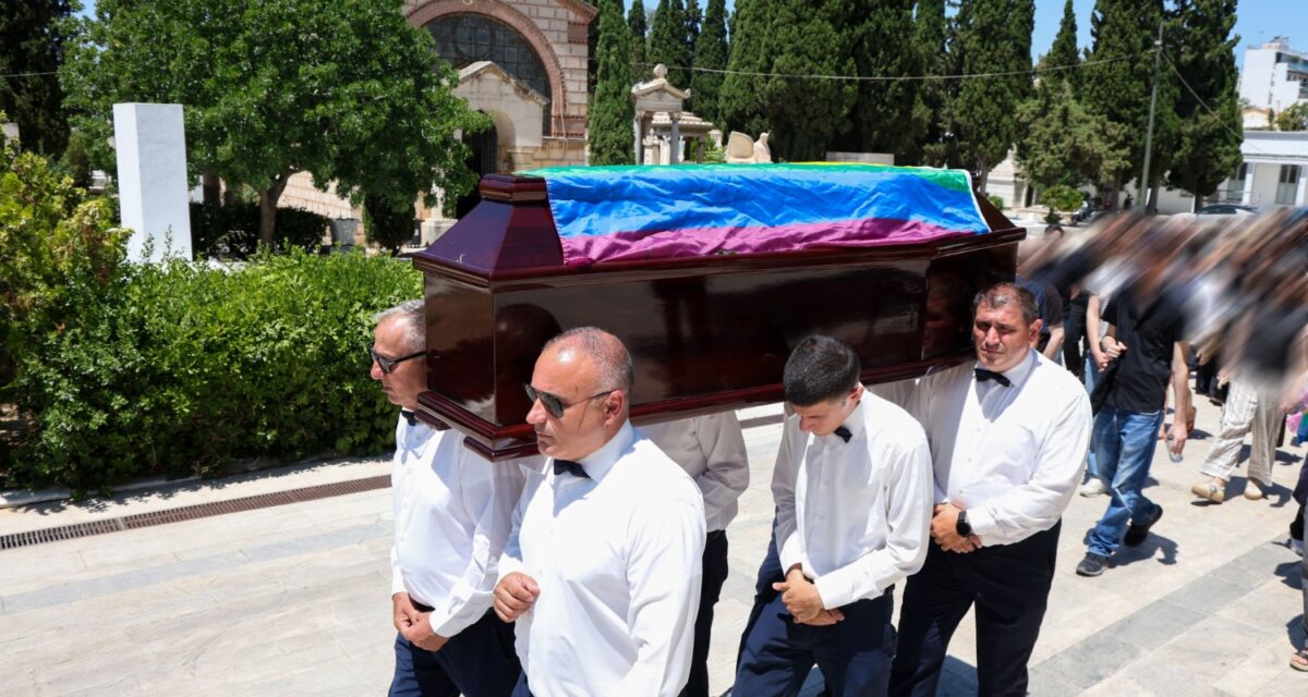 Πάολα Ρεβενιώτη: Τυλιγμένη με τη σημαία του ουράνιου τόξου το φέρετρο της - Το διαφορετικό «αντίο» στο Α' Νεκροταφείο