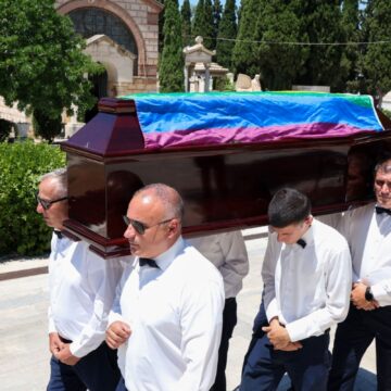 Το φέρετρο καλυμμένο με τη σημαία του ουράνιου τόξου