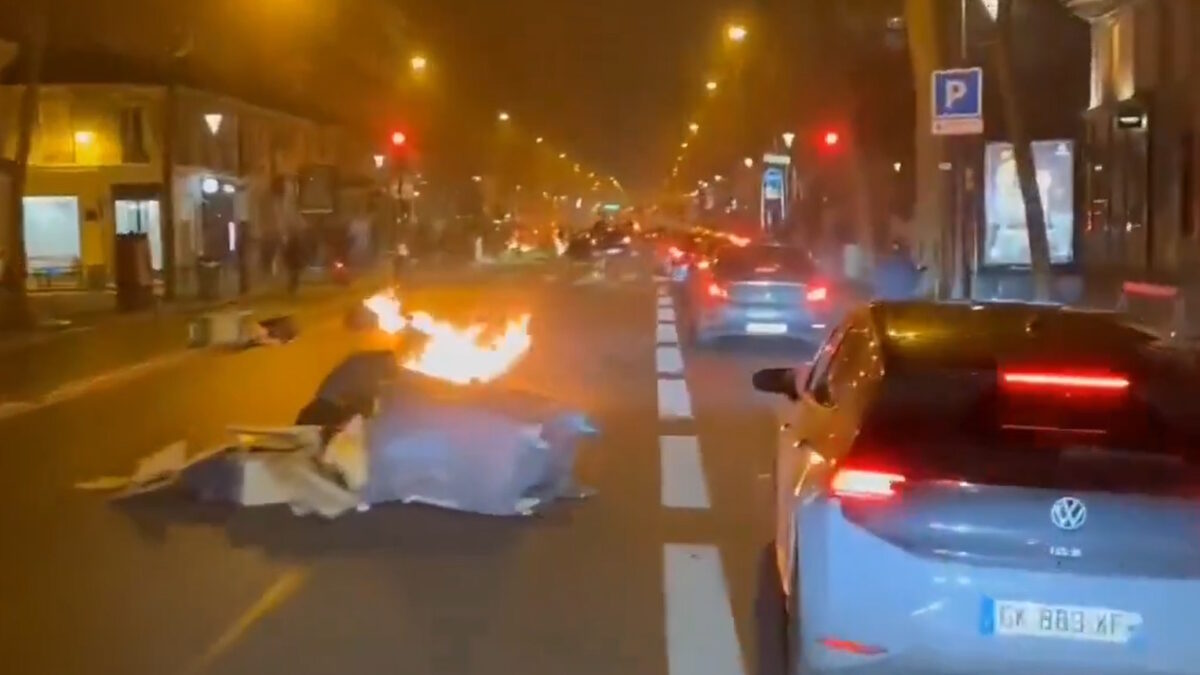Χάος σε Λονδίνο και Παρίσι μετά την πρόκριση της Γαλλίας στα ημιτελικά του Μουντιάλ: Τραυματίστηκε ένας αστυνομικός