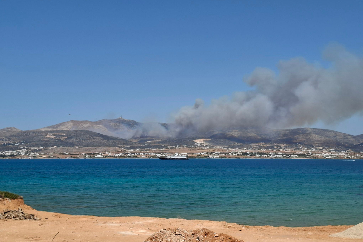 Φωτιά στην Πάρο: Μήνυμα 112 για εκκένωση προς Αλυκή - Στην μάχη και εναέρια μέσα