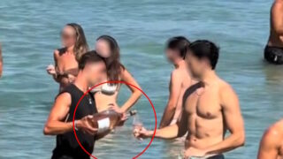 Πάρος: Αδιανόητο βίντεο με υπάλληλο beach bar να σερβίρει κρασί σε πελάτες μέσα στη θάλασσα