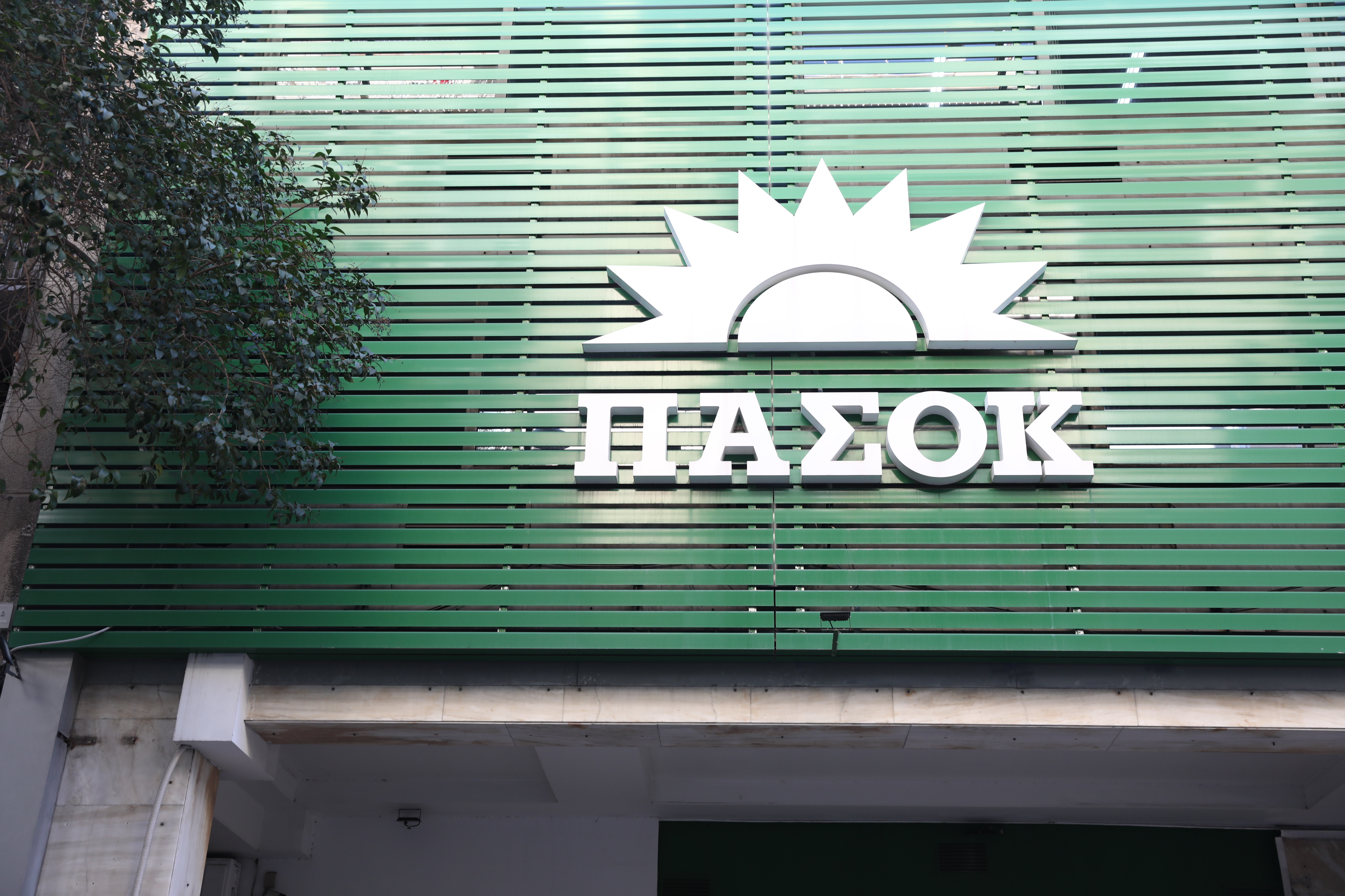 ΠΑΣΟΚ εναντίον ΕΛΑΣ για τα χρέη των κομμάτων με αιχμές για τη χρηματοδότηση της καμπάνιας Τσίπρα