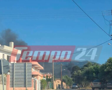 Μαύροι καπνοί από την πυρκαγιά στην περιοχή του Πλατανίου στην Πάτρα