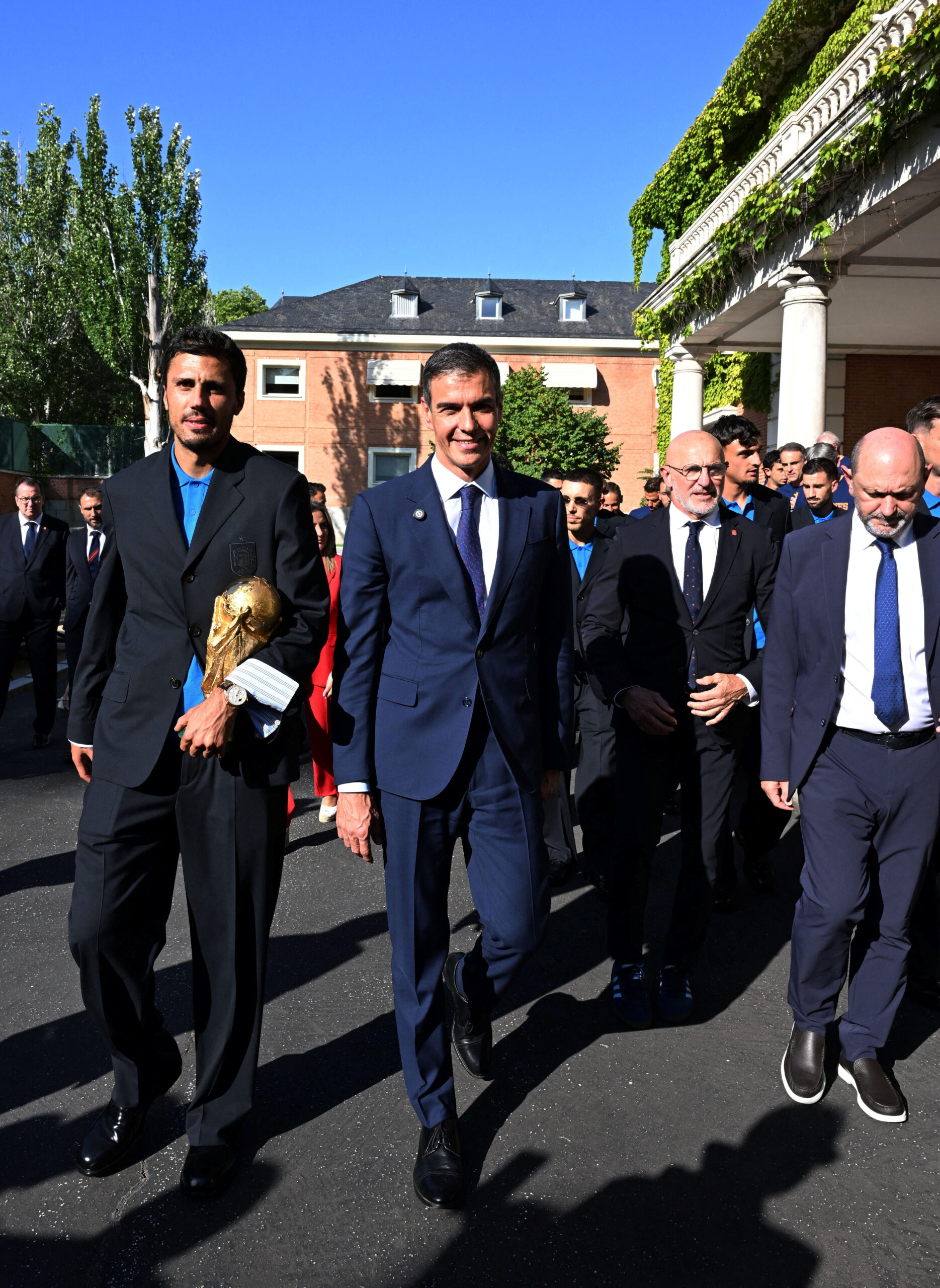 Ο Πέδρο Σάντσεθ με τον Ρόδρι