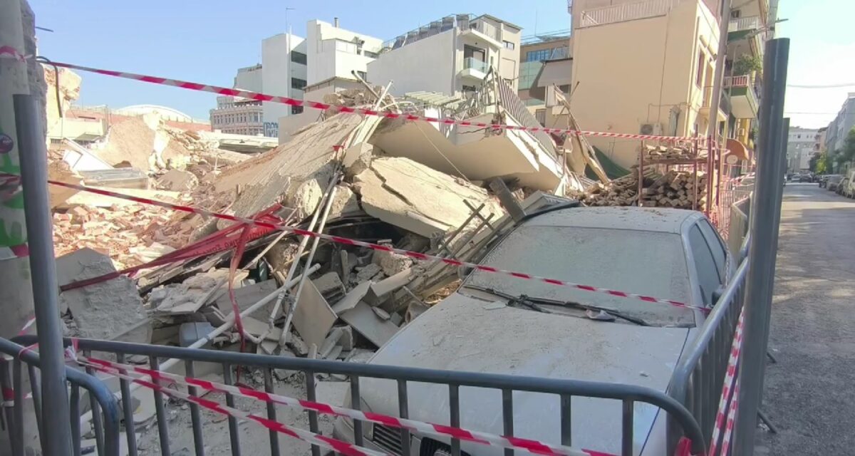 Βουνό τα μπάζα από τα συντρίμμια και χαλάσματα την επόμενη μέρα της πτώσης της πολυκατοικίας στα Πετράλωνα
