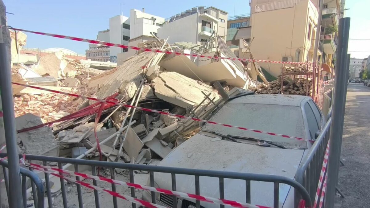 Βουνό τα μπάζα από τα συντρίμμια και χαλάσματα την επόμενη μέρα της πτώσης της πολυκατοικίας στα Πετράλωνα