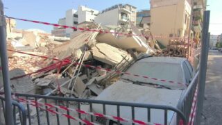 Βουνό τα μπάζα από τα συντρίμμια και χαλάσματα την επόμενη μέρα της πτώσης της πολυκατοικίας στα Πετράλωνα