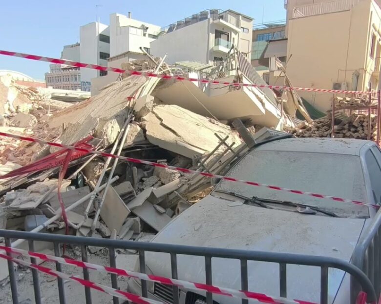Βουνό τα μπάζα από τα συντρίμμια και χαλάσματα την επόμενη μέρα της πτώσης της πολυκατοικίας στα Πετράλωνα