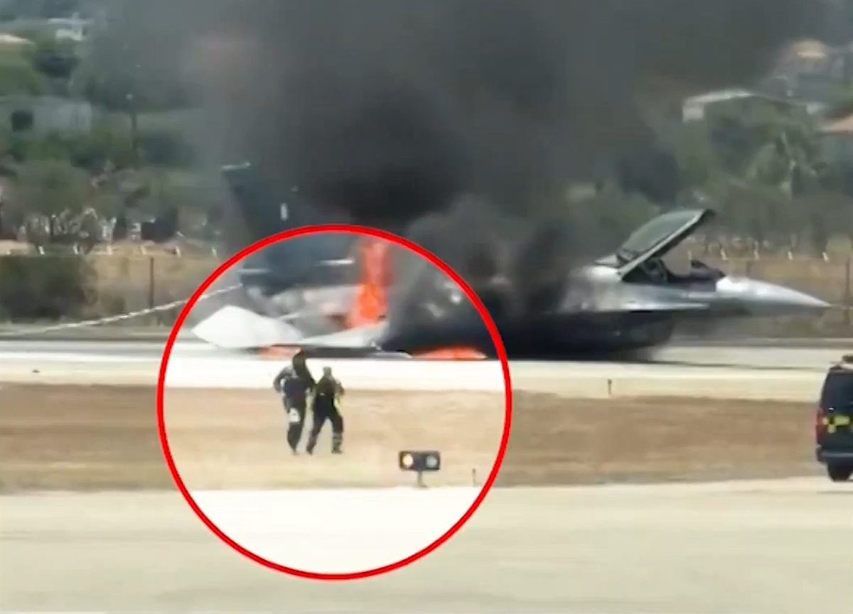 Ζάκυνθος: Η στιγμή που ο πιλότος του F-16 βγαίνει σώος από το αεροσκάφος μετά την αναγκαστική προσγείωση