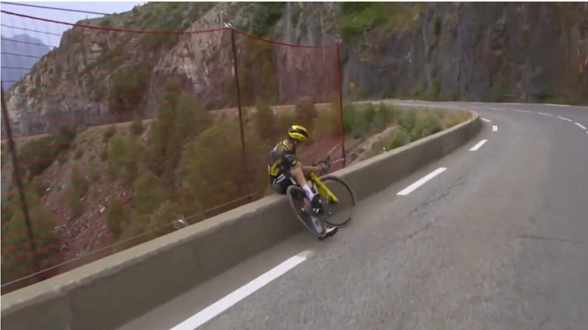 Ποδηλάτης στο Tour de France λίγο έλειψε να φύγει στον γκρεμό και τον έσωσε το προστατευτικό δίχτυ