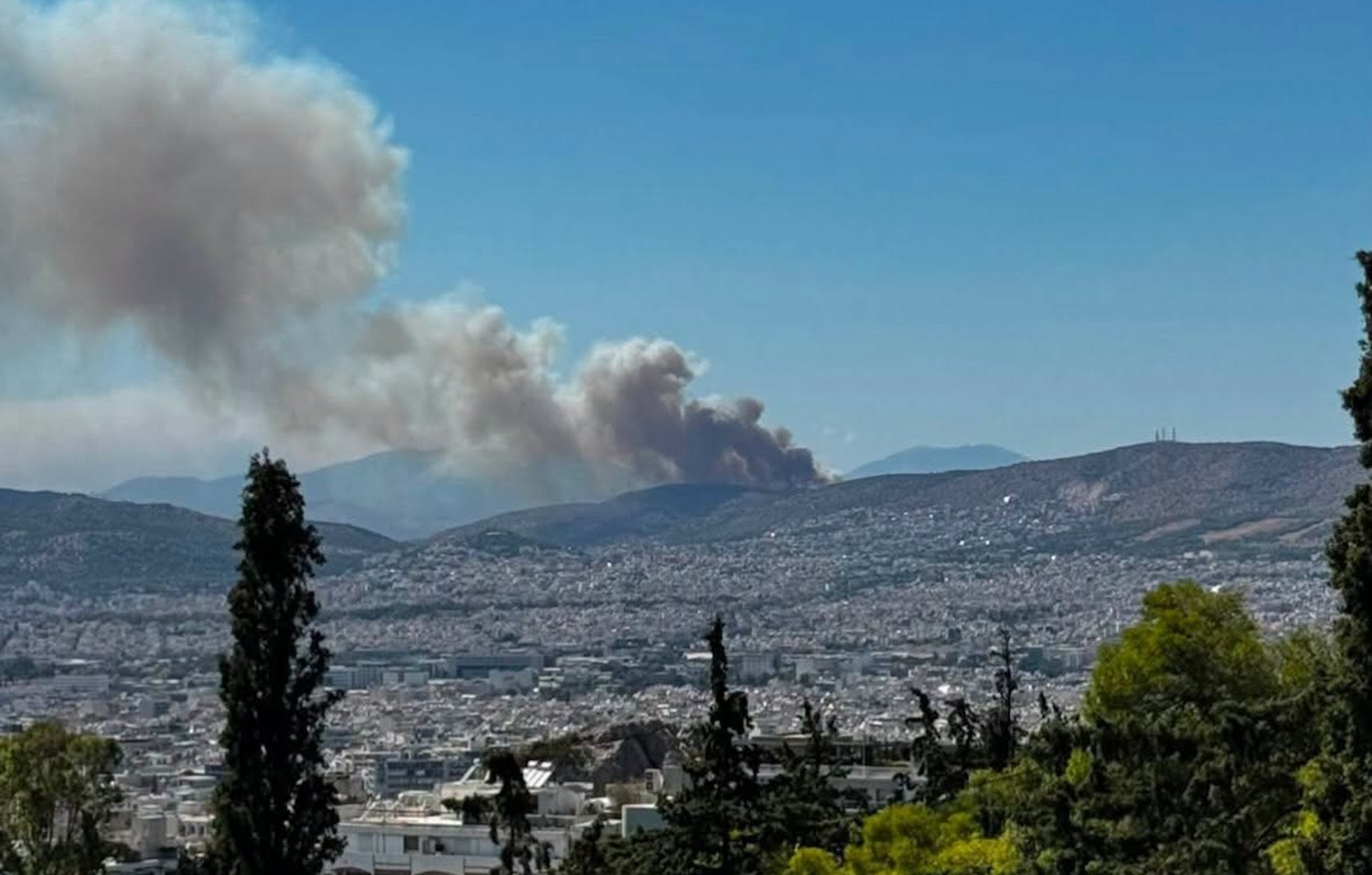 Φωτιά στην περιφερειακή Αιγάλεω στο ύψος του Σκαραμαγκά – Μήνυμα του 112 για ετοιμότητα