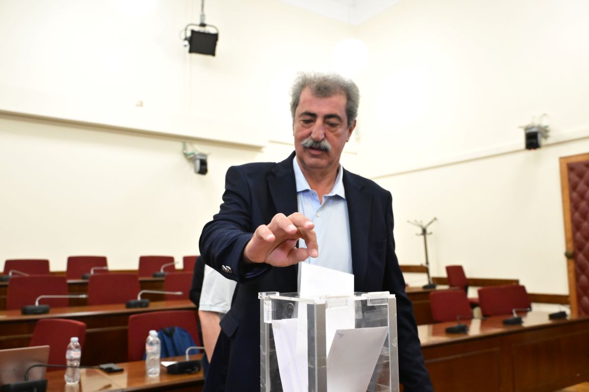 Ο Παύλος Πολάκης ψηφίζει για πρόεδρο της ΚΟ