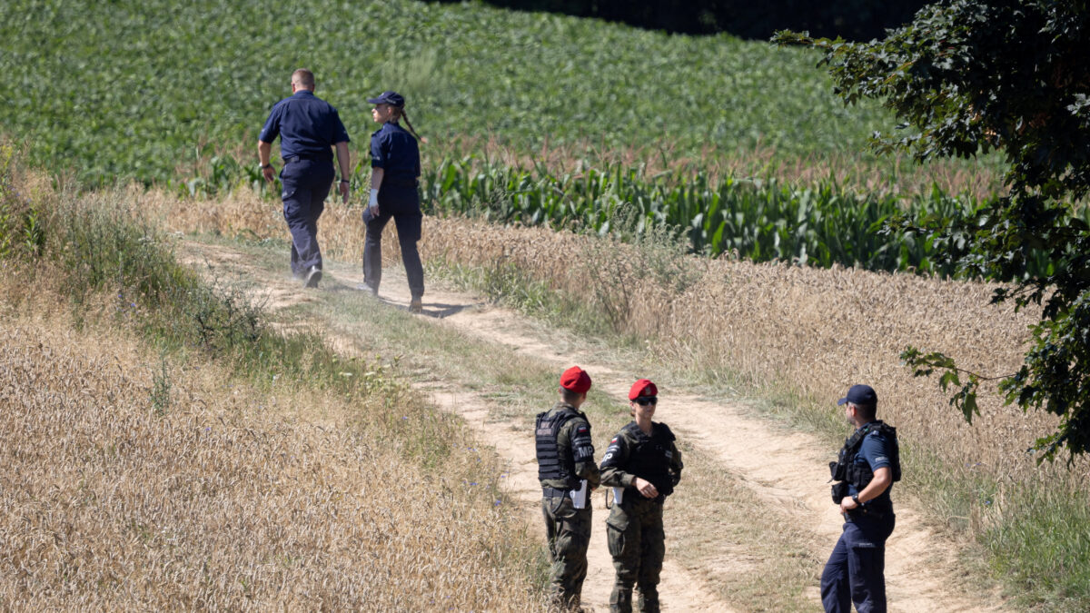 Military Police and police officers work at the site where an unidentified flying object, believed to be a Russian missile, as Polish Prime Minister Donald Tusk said on Thursday, fell after violating Polish airspace in a field near the village of Tarnawa Kolonia, near Lublin, Poland, July 30, 2026. Jakub Orzechowski/Agencja Wyborcza.pl/via REUTERS ATTENTION EDITORS - THIS IMAGE WAS PROVIDED BY A THIRD PARTY. POLAND OUT. NO COMMERCIAL OR EDITORIAL SALES IN POLAND.