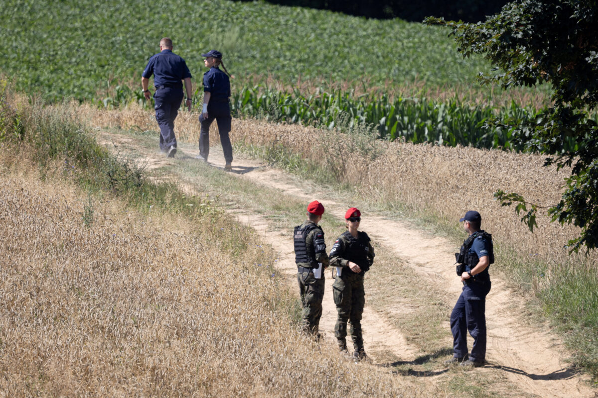 Military Police and police officers work at the site where an unidentified flying object, believed to be a Russian missile, as Polish Prime Minister Donald Tusk said on Thursday, fell after violating Polish airspace in a field near the village of Tarnawa Kolonia, near Lublin, Poland, July 30, 2026. Jakub Orzechowski/Agencja Wyborcza.pl/via REUTERS ATTENTION EDITORS - THIS IMAGE WAS PROVIDED BY A THIRD PARTY. POLAND OUT. NO COMMERCIAL OR EDITORIAL SALES IN POLAND.