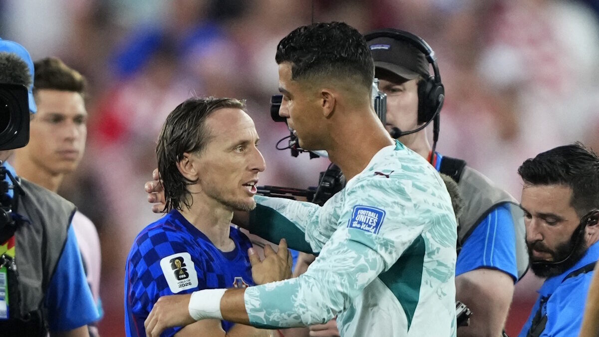 Cristiano Ronaldo και Luka Modric αγκαλιάζονται μετά το τέλος του ματς Πορτογαλία - Κροατία (2-1)