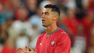 Βουρκωμένος ο Cristiano Ronaldo φοράει τη φανέλα του αδικοχαμένου Diogo Jota με το «21», στη λήξη του αγώνα Πορτογαλία - Κροατία 2-1