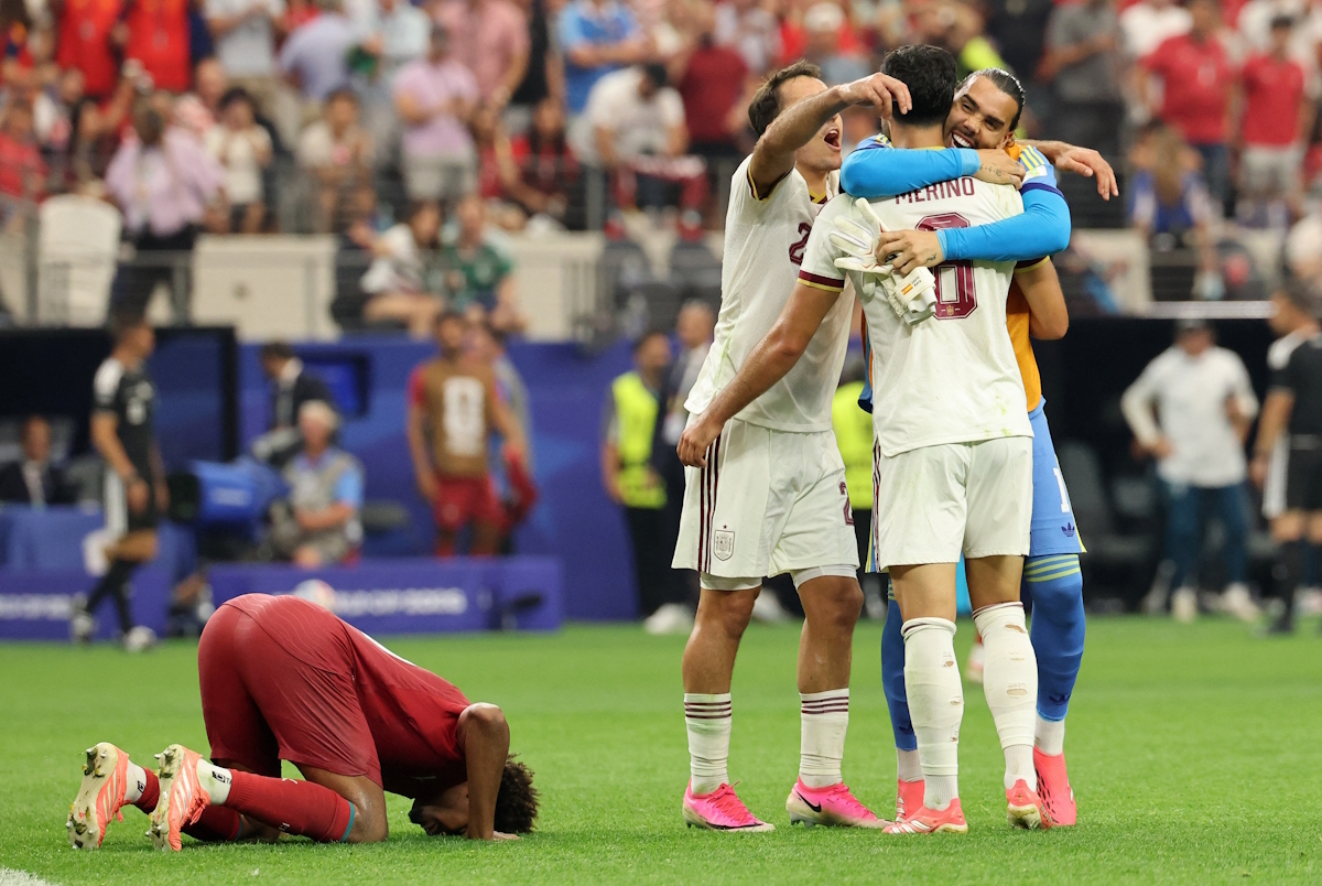Οι Mikel Oyarzabal (Α) και David Raya (Δ) αγκαλιάζουν τον «χρυσό» σκόρερ της Ισπανίας, Mikel Merino (9)