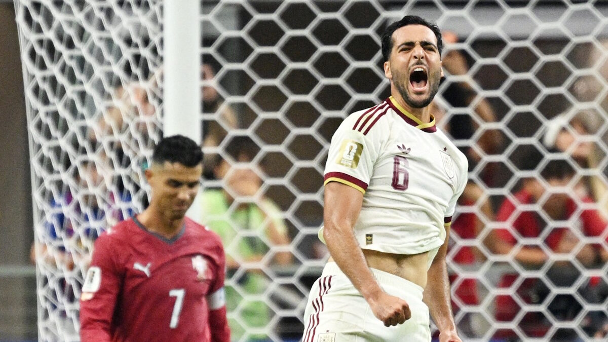 Ο «χρυσός» σκόρερ των Ισπανών, Mikel Merino πανηγυρίζει μπροστά στον απογοητευμένο Cristiano Ronaldo
