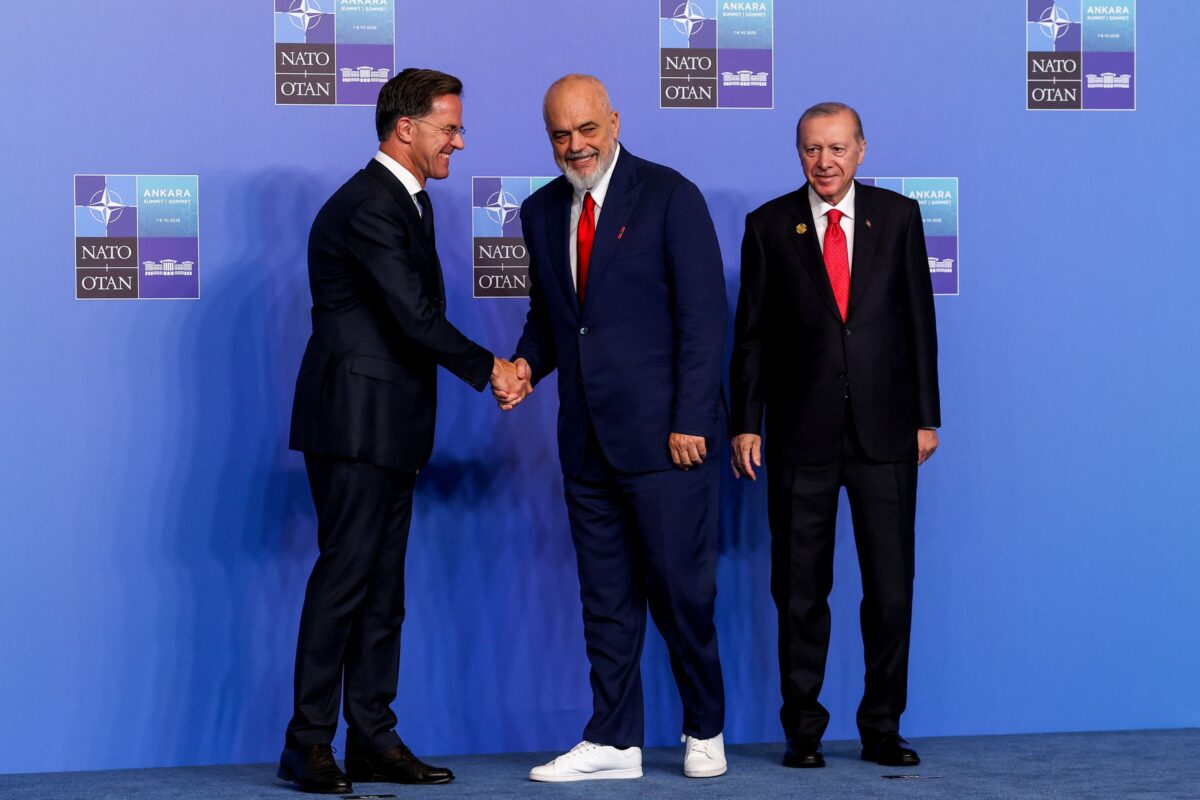 Τα λευκά sneakers του Ράμα