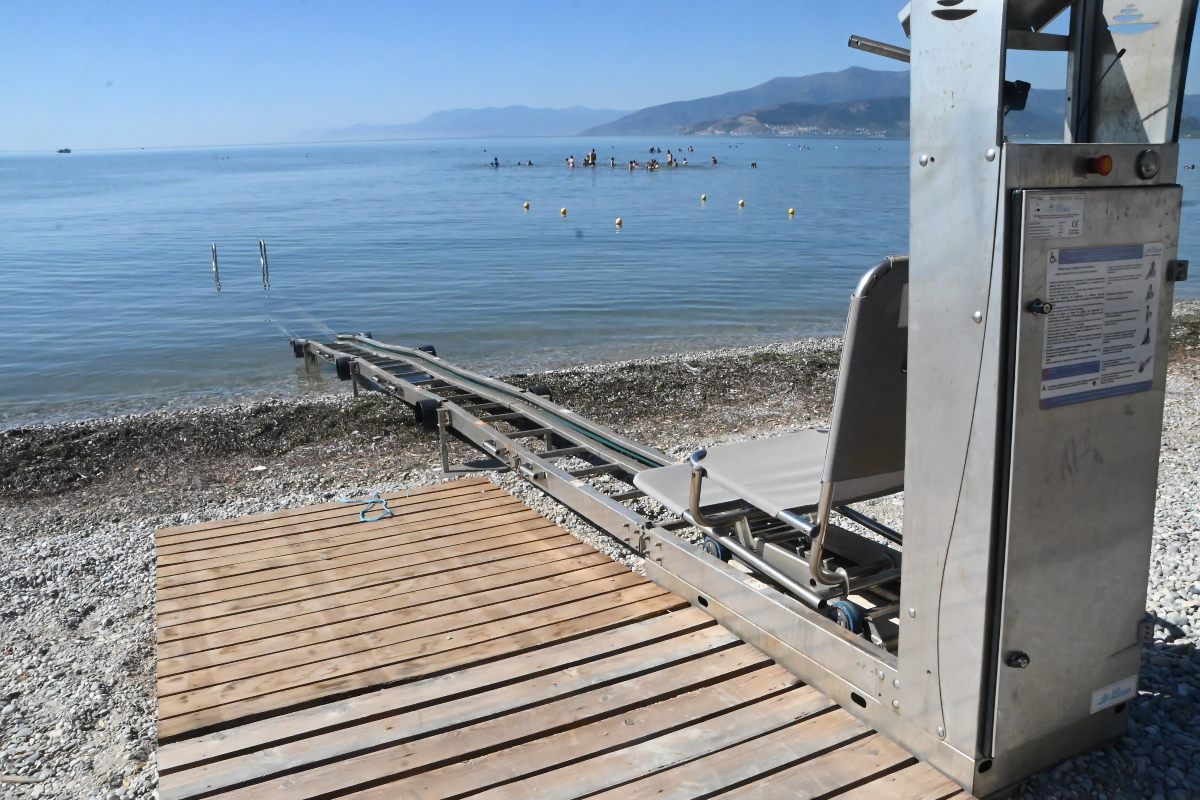 Αμφιλοχία: Αγοράκι τραυματίστηκε σε ράμπα ΑμεΑ σε παραλία και μεταφέρθηκε στο Καραμανδάνειο