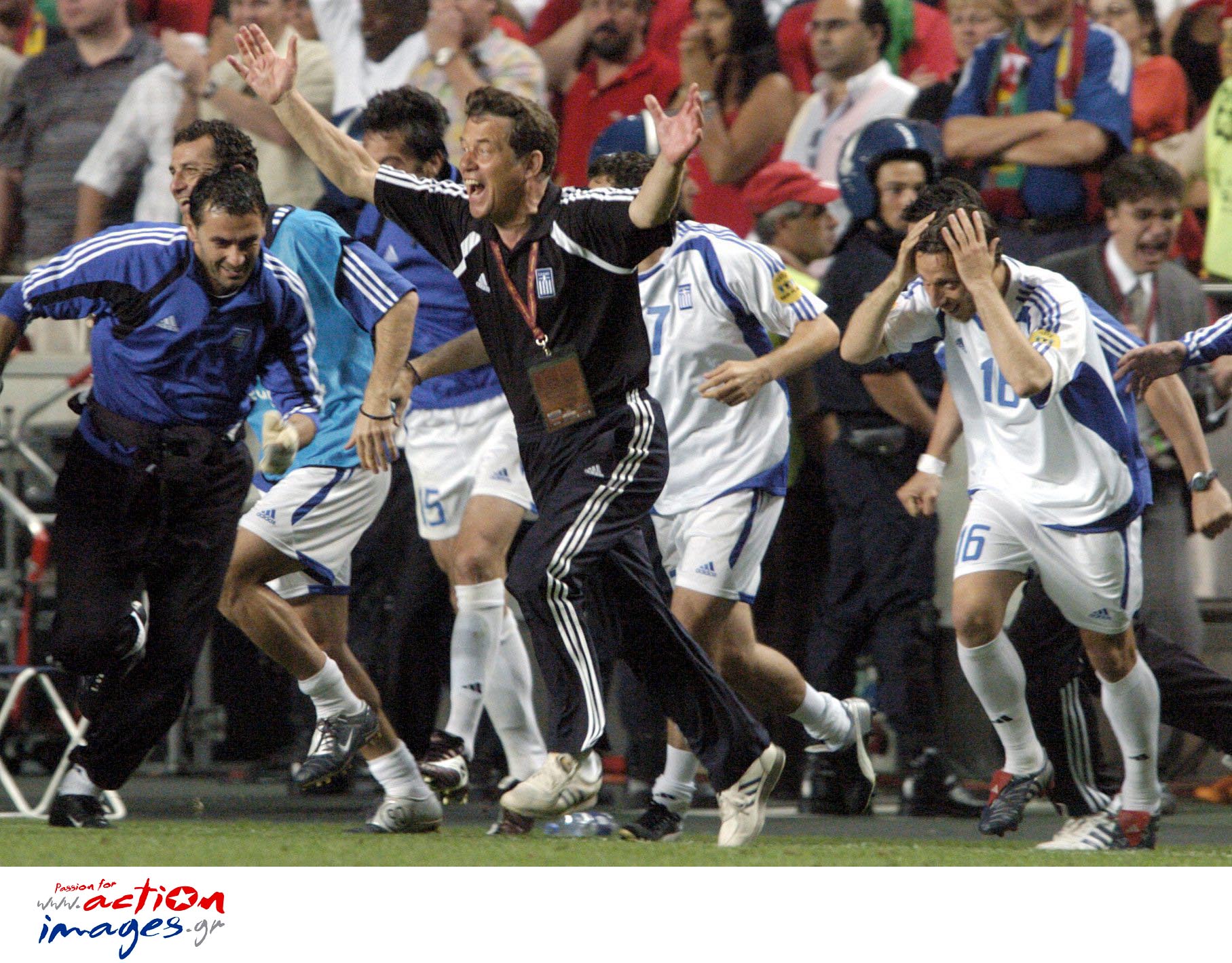 Ο Ρεχάγκελ πανηγυρίζει την κατάκτηση του EURO 2004
