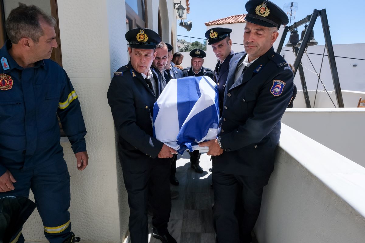 Ρέθυμνο: Σπαραγμός στην κηδεία του 25χρονου ήρωα πυροσβέστη που πέθανε στη φωτιά - Με λουλούδια στα χέρια τον αποχαιρέτησαν