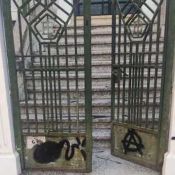 Υβριστικά συνθήματα στο σπίτι της υφυπουργού, Σέβης Βολουδάκη στα Χανιά