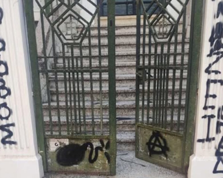 Υβριστικά συνθήματα στο σπίτι της υφυπουργού, Σέβης Βολουδάκη στα Χανιά