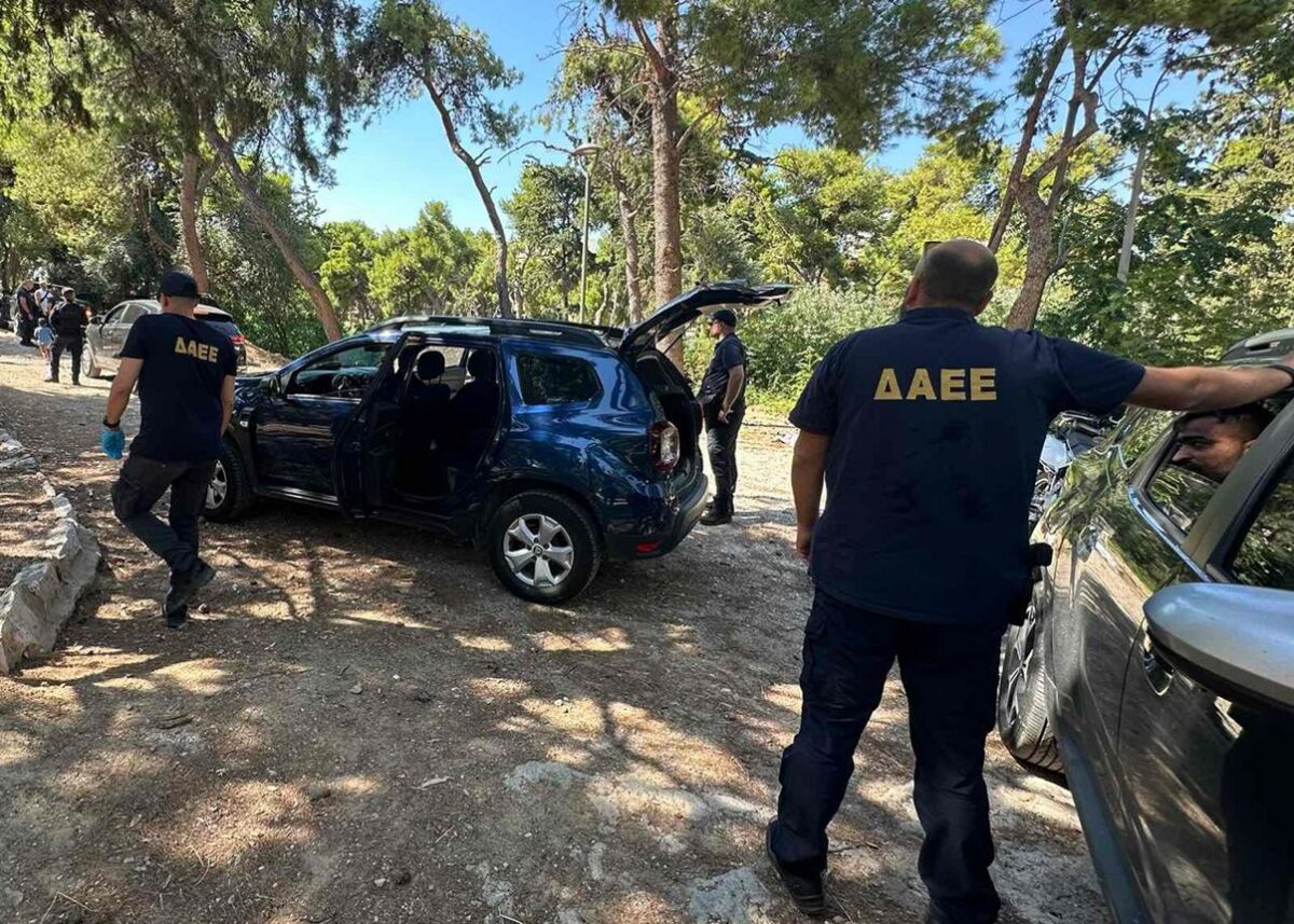 Κατά τη διάρκεια της επιχείρησης εντοπίστηκαν και συνελήφθησαν και οι τρεις καταζητούμενοι, ημεδαποί, ηλικίας 29, 32 και 52 ετών, σε εκτέλεση των ενταλμάτων σύλληψης που είχαν εκδοθεί σε βάρος τους.Οι συλληφθέντες θα οδηγηθούν ενώπιον των αρμόδιων εισαγγελικών και ανακριτικών αρχών, προκειμένου να ακολουθηθεί η προβλεπόμενη ποινική διαδικασία.Η επιτυχής ολοκλήρωση της επιχείρησης αποτελεί αποτέλεσμα της συστηματικής ανακριτικής έρευνας, της επιχειρησιακής ετοιμότητας και της στενής συνεργασίας της Δ.Α.Ε.Ε. με τις συναρμόδιες διωκτικές και δικαστικές αρχές.Η Διεύθυνση Αντιμετώπισης Εγκλημάτων Εμπρησμού συνεχίζει με συνέπεια και επαγγελματισμό την αποστολή της, αξιοποιώντας σύγχρονες ανακριτικές μεθόδους και κάθε διαθέσιμο αποδεικτικό μέσο, με στόχο την πλήρη διακρίβωση των συνθηκών εκδήλωσης κάθε πυρκαγιάς και την απόδοση των προβλεπόμενων ποινικών ευθυνών, Τετάρτη 29 Ιουλίου 2026 (ΓΡΑΦΕΙΟ ΤΥΠΟΥ ΠΥΡΟΣΒΕΣΤΙΚΟΥ ΣΩΜΑΤΟΣ