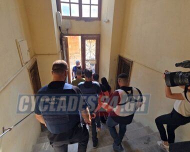 Σύρος: Δεν ασκήθηκαν διώξεις για τη δολοφονία της 41χρονης – Υπό φρούρηση παραμένει το σπίτι του ζευγαριού