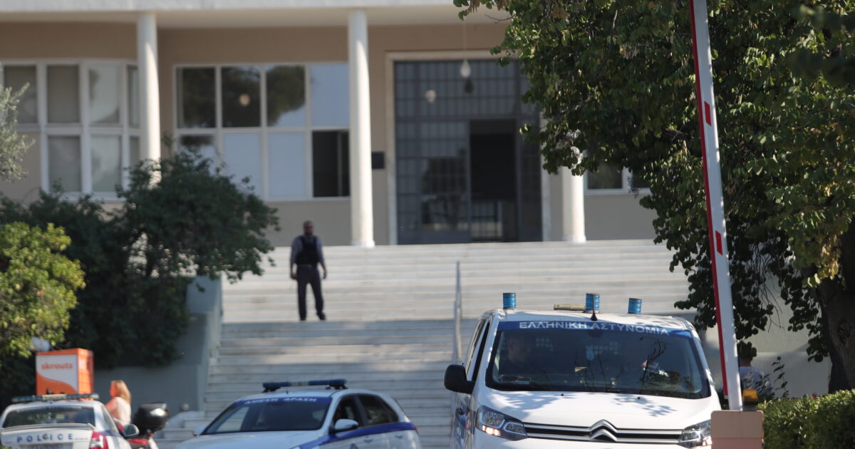 Φωτιά στο Σισμανόγλειο: «Η μητέρα μου υπέστη ανακοπή» την ώρα της εκκένωσης λέει ο γιος της 83χρονης
