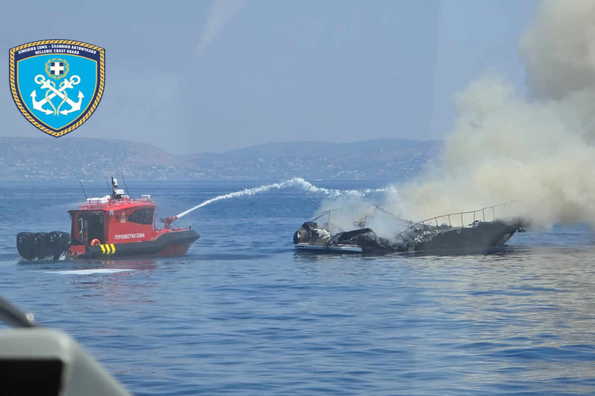 Φωτιά σε σκάφος στη Βουλιαγμένη / Λιμενικό Σώμα