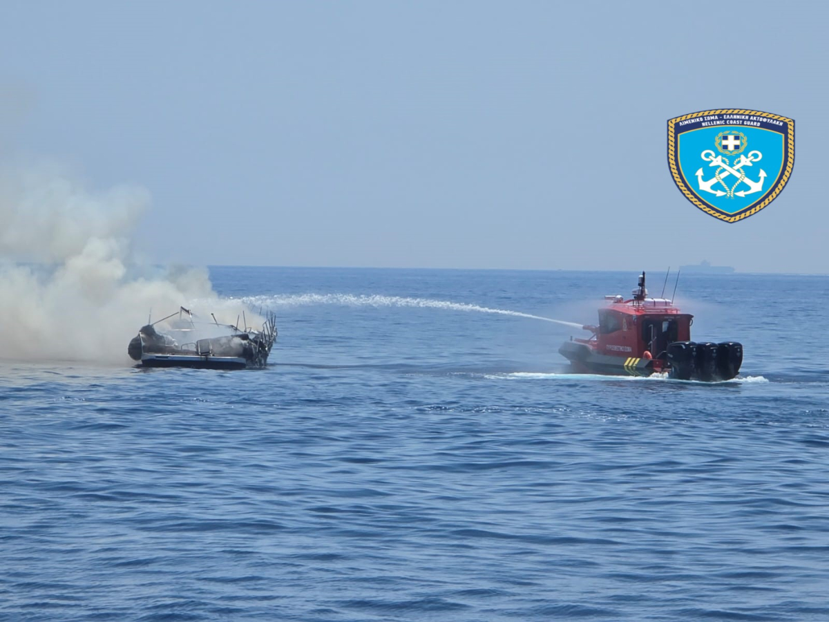 Φωτιά σε σκάφος στη Βουλιαγμένη / Λιμενικό Σώμα