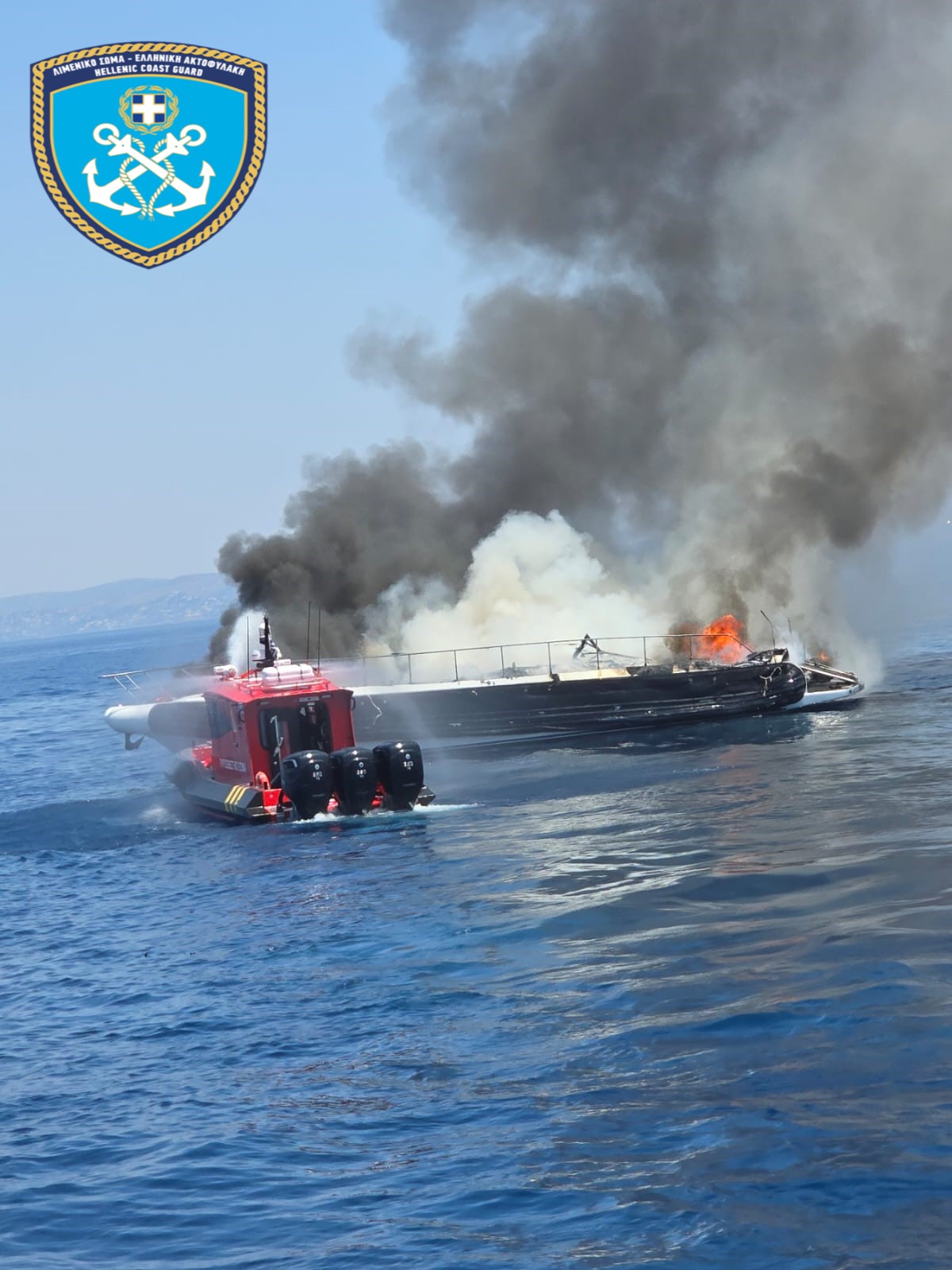 Φωτιά σε σκάφος στη Βουλιαγμένη / Λιμενικό Σώμα