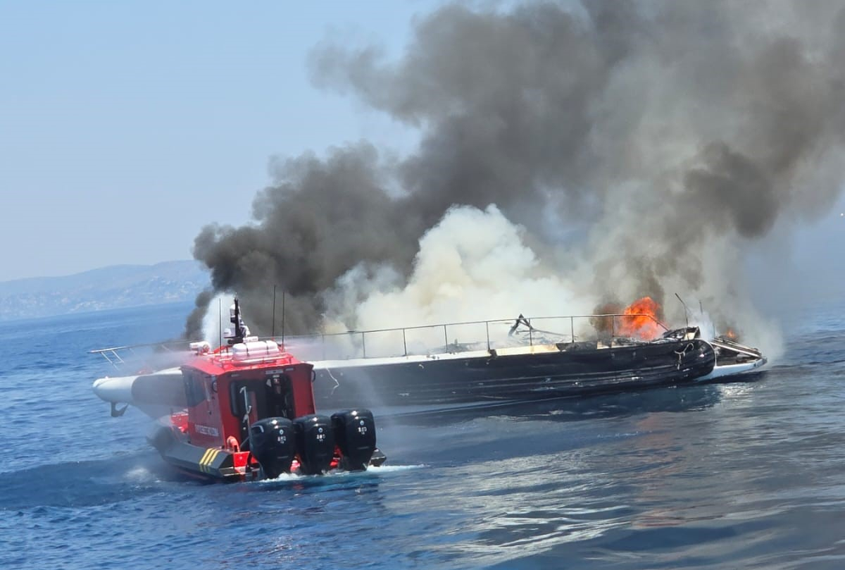 Φωτιά σε σκάφος στη Βουλιαγμένη / Λιμενικό Σώμα